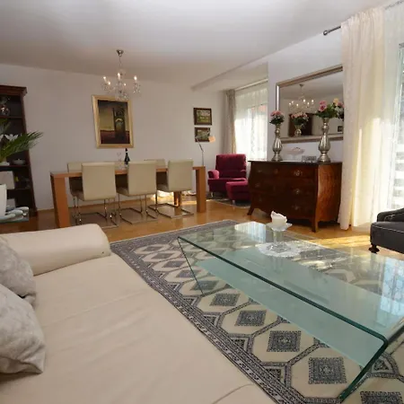 Pretty In With Garden, Balcony, Parking Apartmán